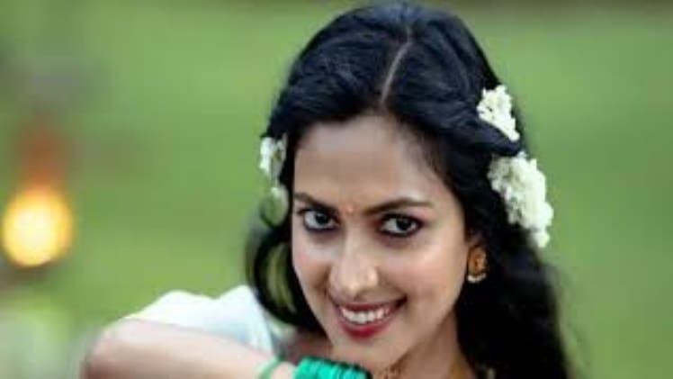 Amala Paul Height, Age, Boyfriend, Husband, Wiki, Net Worth, Family, Biography, Photos